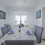 Nyaraló In *