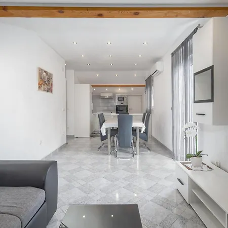 Awesome Home In Crikvenica With House Sea View Holiday home *
