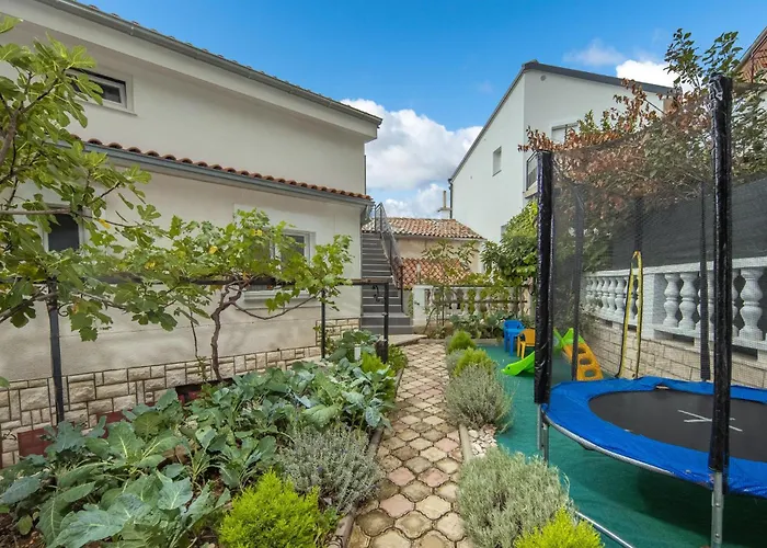 بيت للعطل 5 Bedroom Stunning In